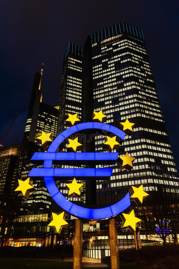 Euro-skulptur-at-night